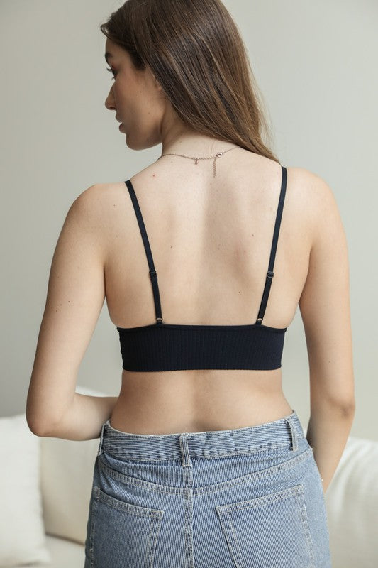 Waistband Loop Lace BramiWaistband Loop Lace BramiAdjustable StrapsImmediate ShippingCup sizeS: 32B 32C 34A 34BM: 32D 34C 36A 36BL: 32DD 34D 36C 38A 38BModel MeasurementsHeight: 5'8" Bust: 3