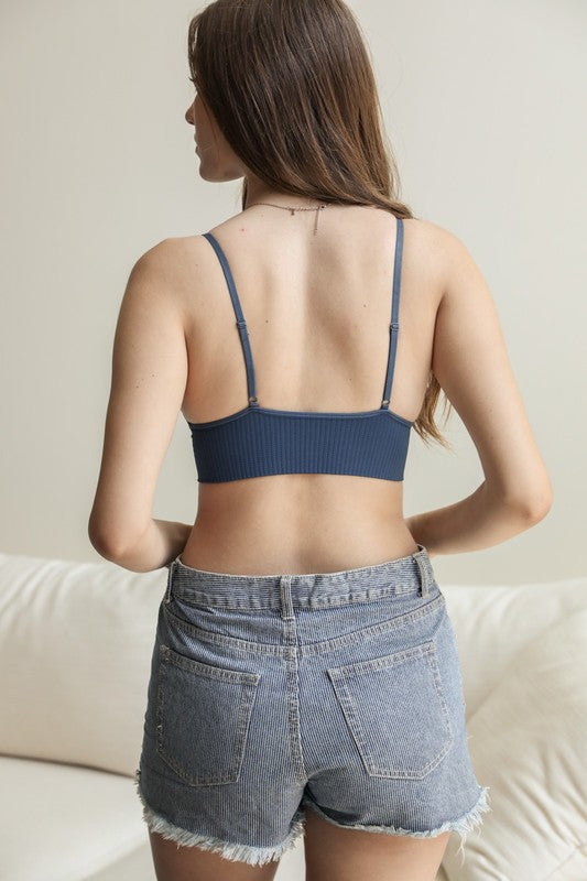 Waistband Loop Lace BramiWaistband Loop Lace BramiAdjustable StrapsImmediate ShippingCup sizeS: 32B 32C 34A 34BM: 32D 34C 36A 36BL: 32DD 34D 36C 38A 38BModel MeasurementsHeight: 5'8" Bust: 3