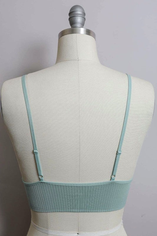 Waistband Loop Lace BramiWaistband Loop Lace BramiAdjustable StrapsImmediate ShippingCup sizeS: 32B 32C 34A 34BM: 32D 34C 36A 36BL: 32DD 34D 36C 38A 38BModel MeasurementsHeight: 5'8" Bust: 3