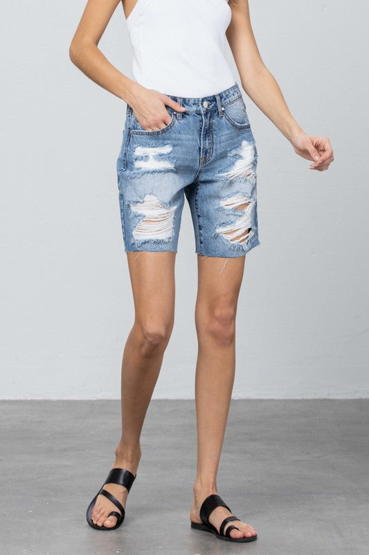DISTRESSED PREMIUM BERMUDA SHORTSDESTROYED SHORTS WITH RAW EDGE BOTTOM100% COTTON(SIZE S)WAIST 29"HIP 36 1/2"FRONT RISE 10"LEG OPENING 21"INSEAM 8"*Model wears size S*MODELHEIGHT 5'9"WAIST 24"HIPS 3
