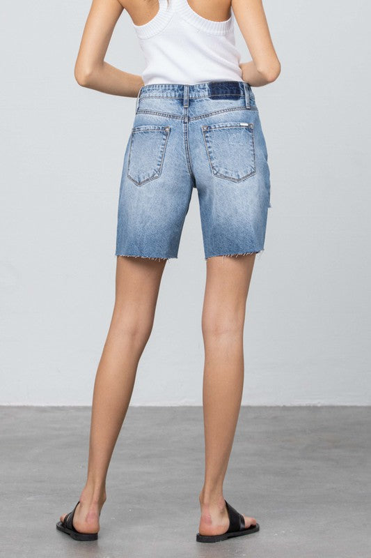 DISTRESSED PREMIUM BERMUDA SHORTSDESTROYED SHORTS WITH RAW EDGE BOTTOM100% COTTON(SIZE S)WAIST 29"HIP 36 1/2"FRONT RISE 10"LEG OPENING 21"INSEAM 8"*Model wears size S*MODELHEIGHT 5'9"WAIST 24"HIPS 3