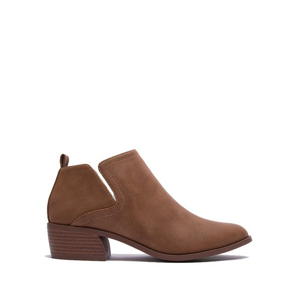 RAGER-127 BOOTIEA bold and stylish footwear choice that makes a statement wherever you go. This bootie redefines edgy fashion with its distinctive design and unique details, offerin
