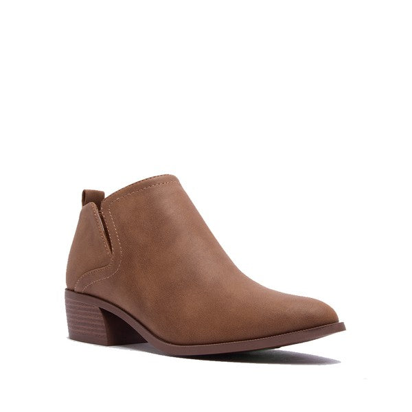 RAGER-127 BOOTIEA bold and stylish footwear choice that makes a statement wherever you go. This bootie redefines edgy fashion with its distinctive design and unique details, offerin