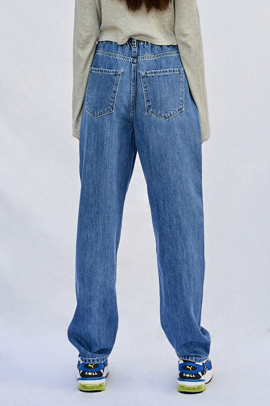HIGH RISE PLEATED MOM JEANSHIGH RISE PLEATED MOM JEANS100% COTTON(SIZE 3)WAIST - 26"HIP - 42"FRONT RISE - 13"LEG OPENING - 14 1/4"INSEAM - 28 1/2"*Model wears size S*MODELHEIGHT 5'8"BUST 32"WA