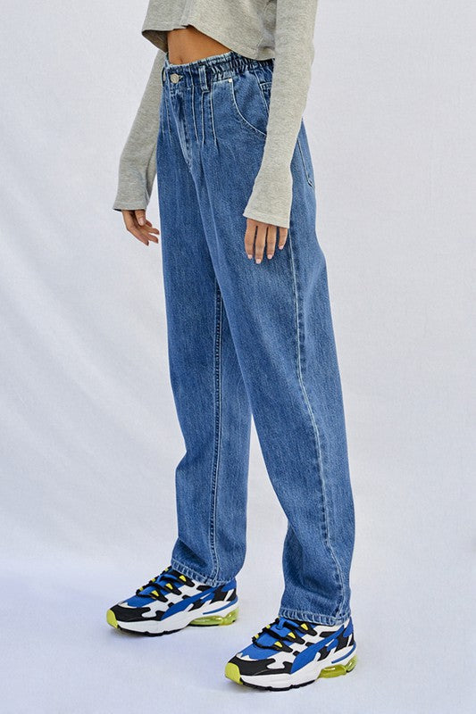HIGH RISE PLEATED MOM JEANSHIGH RISE PLEATED MOM JEANS100% COTTON(SIZE 3)WAIST - 26"HIP - 42"FRONT RISE - 13"LEG OPENING - 14 1/4"INSEAM - 28 1/2"*Model wears size S*MODELHEIGHT 5'8"BUST 32"WA