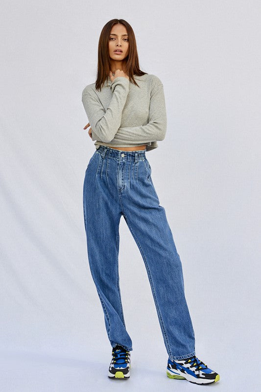 HIGH RISE PLEATED MOM JEANSHIGH RISE PLEATED MOM JEANS100% COTTON(SIZE 3)WAIST - 26"HIP - 42"FRONT RISE - 13"LEG OPENING - 14 1/4"INSEAM - 28 1/2"*Model wears size S*MODELHEIGHT 5'8"BUST 32"WA