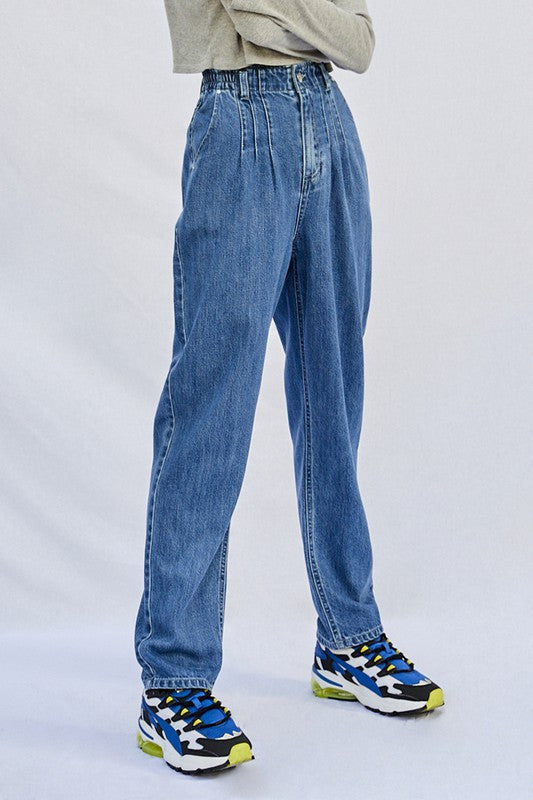 HIGH RISE PLEATED MOM JEANSHIGH RISE PLEATED MOM JEANS100% COTTON(SIZE 3)WAIST - 26"HIP - 42"FRONT RISE - 13"LEG OPENING - 14 1/4"INSEAM - 28 1/2"*Model wears size S*MODELHEIGHT 5'8"BUST 32"WA
