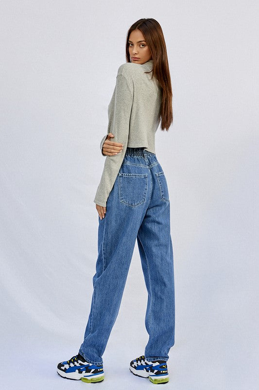 HIGH RISE PLEATED MOM JEANSHIGH RISE PLEATED MOM JEANS100% COTTON(SIZE 3)WAIST - 26"HIP - 42"FRONT RISE - 13"LEG OPENING - 14 1/4"INSEAM - 28 1/2"*Model wears size S*MODELHEIGHT 5'8"BUST 32"WA