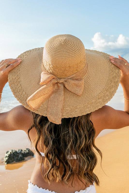 Scallop Edge Bow Accent SunhatScallop Edge Bow Accent Sunhat DetailsScallop edge designBurlap bow accentHat material: 100% strawBrim length: 5.5"Foldable & packableInside lining for all-day c