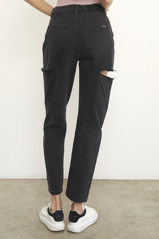 HIGH RISE LOOSE JEANSHIGH-RISE LOOSE JEANS 100 % Cotton (SIZE 3)WAIST - 28"LOW HIP - 39 1/2"FRONT RISE - 11 1/2"LEG OPENING - 13"INSEAM - 27"*Model wears size 3*MODELHEIGHT 5'10"WAIST 25