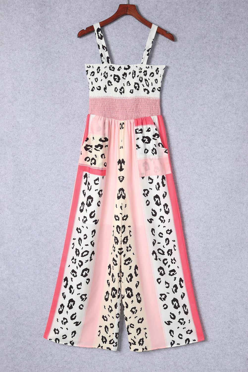 Pink Leopard Color Block Patchwork Strap JumpsuitMaterial:100%Polyester
The pink leopard color block mix print design creates a trendy and playful look, perfect for making a fashion statement.
The
