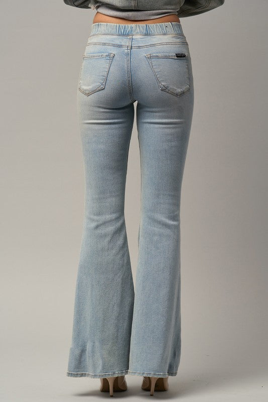 WIDE ELASTIC FLARE JEANSWIDE ELASTIC FLARE JEANS68% COTTON, 28% POLYESTER, 2% RAYON, 2% SPANDEX(SIZE S)WAIST 26"HIP 31"FRONT RISE 9 1/2"LEG OPENING 24"INSEAM 30 3/4"*Model wears size S*MODE