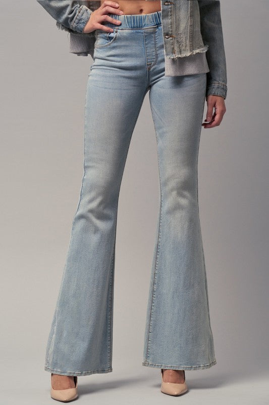 WIDE ELASTIC FLARE JEANSWIDE ELASTIC FLARE JEANS68% COTTON, 28% POLYESTER, 2% RAYON, 2% SPANDEX(SIZE S)WAIST 26"HIP 31"FRONT RISE 9 1/2"LEG OPENING 24"INSEAM 30 3/4"*Model wears size S*MODE