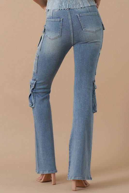 HIGH RISE CARGO BOOT JEANSHIGH-RISE CARGO BOOT JEANSDetail: High Rise, Cargo Pocket Jeans, Boot Cut, Utility PantsWaist Line : High RiseFit Type: Regular FitFabric: StretchMaterial: DenimComp