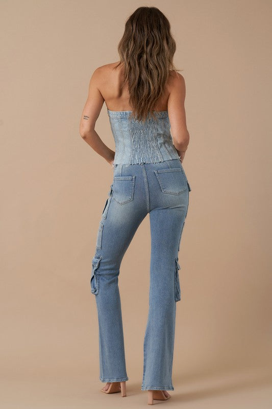 HIGH RISE CARGO BOOT JEANSHIGH-RISE CARGO BOOT JEANSDetail: High Rise, Cargo Pocket Jeans, Boot Cut, Utility PantsWaist Line : High RiseFit Type: Regular FitFabric: StretchMaterial: DenimComp