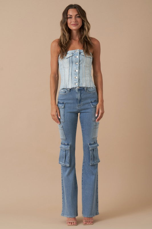 HIGH RISE CARGO BOOT JEANSHIGH-RISE CARGO BOOT JEANSDetail: High Rise, Cargo Pocket Jeans, Boot Cut, Utility PantsWaist Line : High RiseFit Type: Regular FitFabric: StretchMaterial: DenimComp