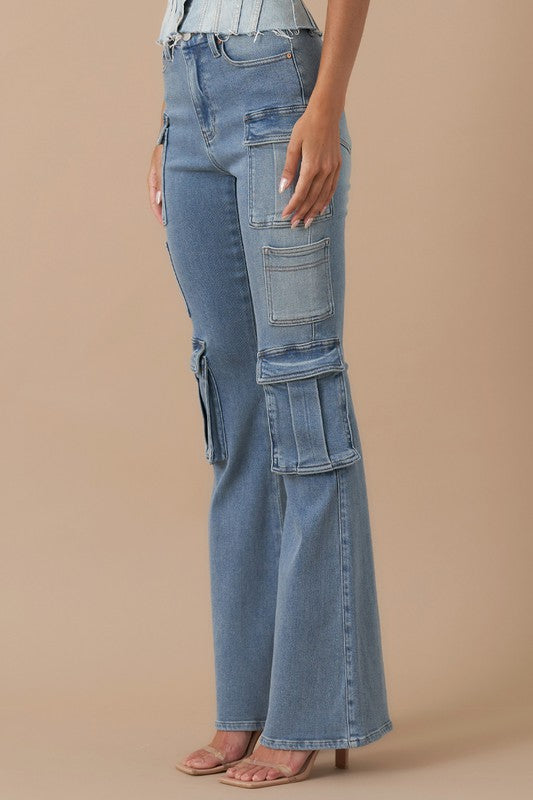 HIGH RISE CARGO BOOT JEANSHIGH-RISE CARGO BOOT JEANSDetail: High Rise, Cargo Pocket Jeans, Boot Cut, Utility PantsWaist Line : High RiseFit Type: Regular FitFabric: StretchMaterial: DenimComp