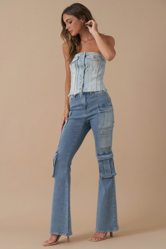 HIGH RISE CARGO BOOT JEANSHIGH-RISE CARGO BOOT JEANSDetail: High Rise, Cargo Pocket Jeans, Boot Cut, Utility PantsWaist Line : High RiseFit Type: Regular FitFabric: StretchMaterial: DenimComp