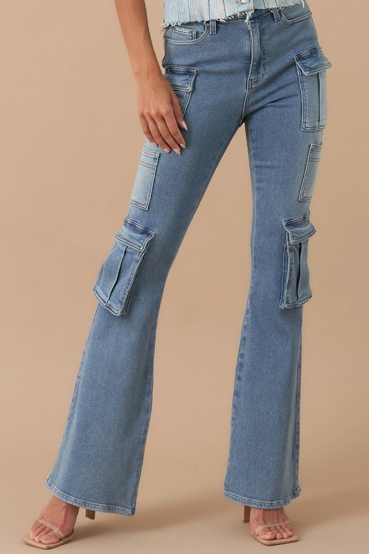 HIGH RISE CARGO BOOT JEANSHIGH-RISE CARGO BOOT JEANSDetail: High Rise, Cargo Pocket Jeans, Boot Cut, Utility PantsWaist Line : High RiseFit Type: Regular FitFabric: StretchMaterial: DenimComp