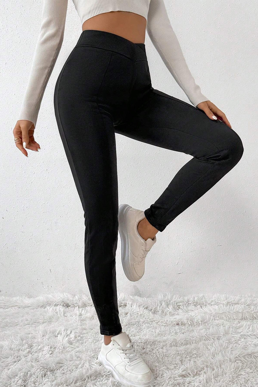 Black Crossed Waist Seamed Leg Thermal LeggingsMaterial:67%Polyester+30%Viscose+3%Elastane
• Embrace sophistication with these leggings, featuring a stylish black color that adds a touch of elegance to any outf