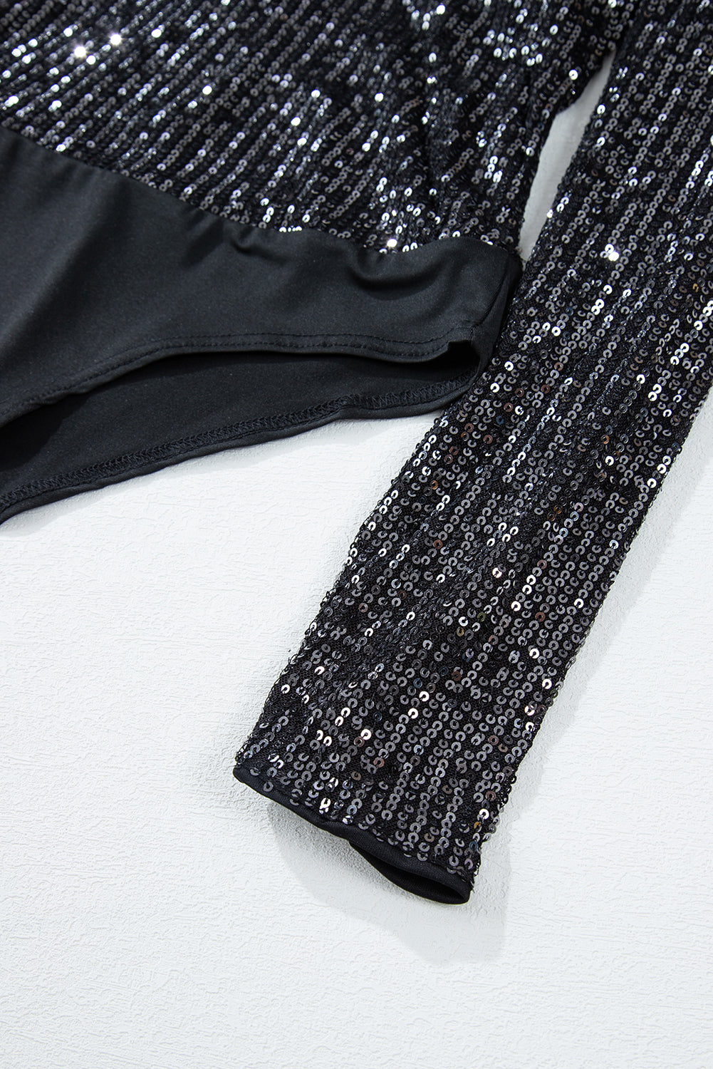 Black Sequin V Neck Zipped Long Sleeve BodysuitMaterial:95%POLYESTER+5%ELASTANE
Prepare to be mesmerized by this stunning sequin bodysuit that's bound to turn heads.
With its sexy v-neck, lo