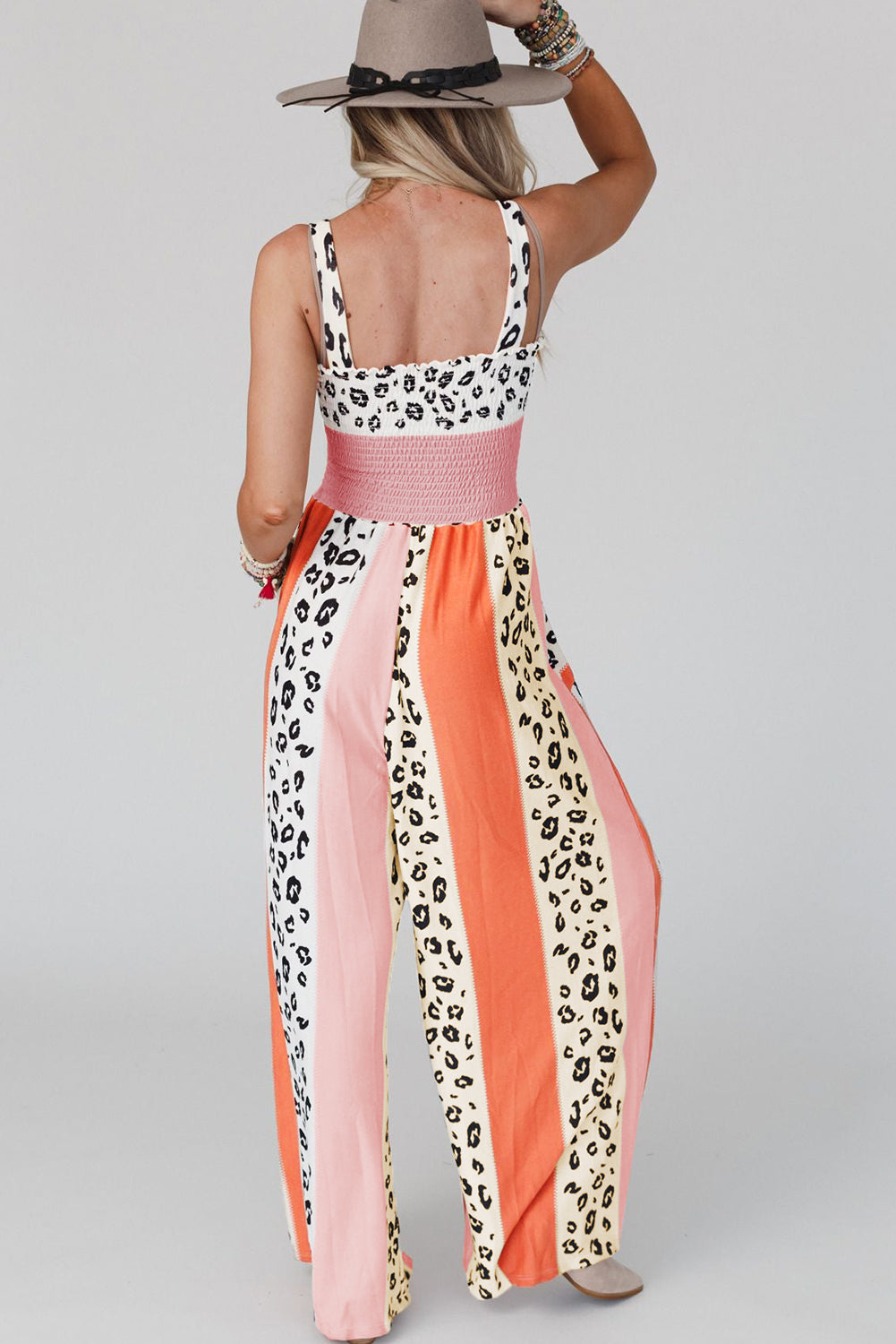 Pink Leopard Color Block Patchwork Strap JumpsuitMaterial:100%Polyester
The pink leopard color block mix print design creates a trendy and playful look, perfect for making a fashion statement.
The