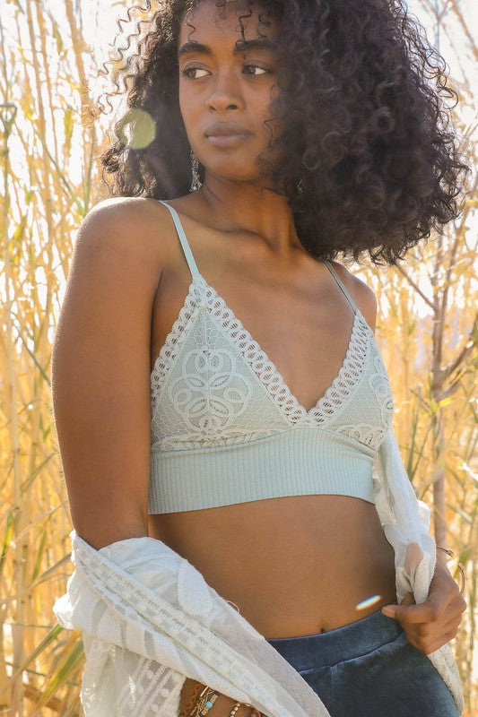Waistband Loop Lace BramiWaistband Loop Lace BramiAdjustable StrapsImmediate ShippingCup sizeS: 32B 32C 34A 34BM: 32D 34C 36A 36BL: 32DD 34D 36C 38A 38BModel MeasurementsHeight: 5'8" Bust: 3