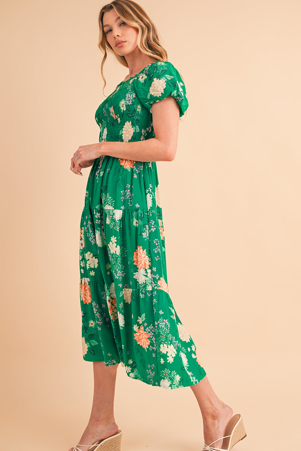 Green Floral Print Bubble Sleeve Smocked Tiered Midi DressMaterial:100%Viscose
This chic dress adds a vibrant and feminine touch, creating a romantic look
The smocked panel provides a fitted and flattering w