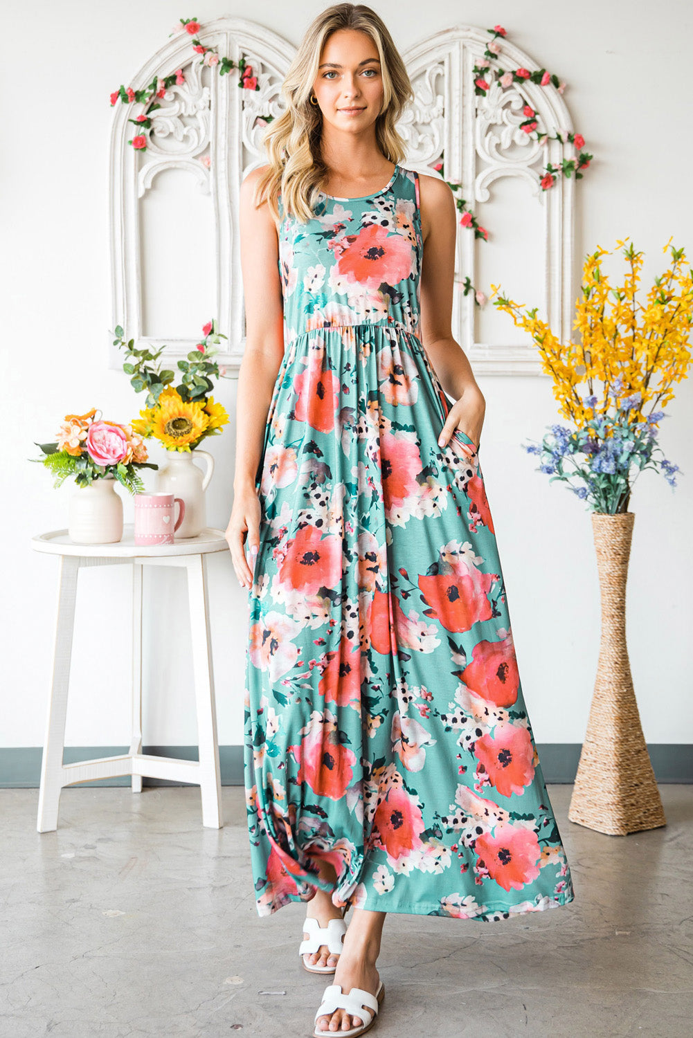 Green Floral Print Sleeveless Maxi Summer Tank DressMaterial:95%Polyester+5%Elastane
•A floral print dress that features a sleeveless design, a long maxi length, and a round neck for a sophisticated look.