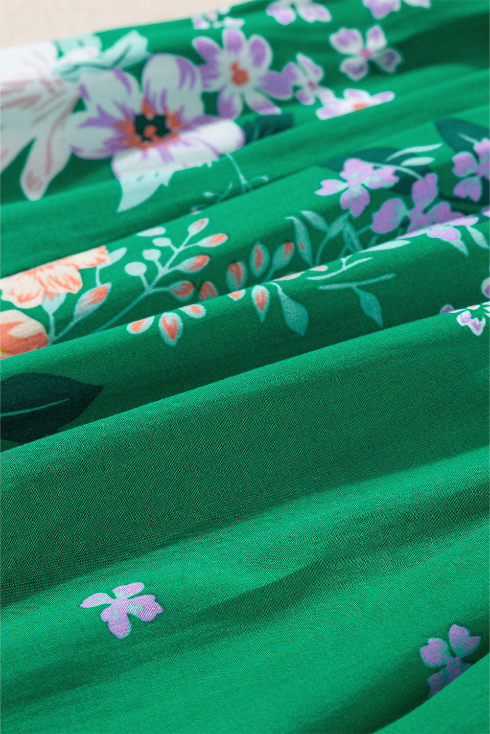 Green Floral Print Bubble Sleeve Smocked Tiered Midi DressMaterial:100%Viscose
This chic dress adds a vibrant and feminine touch, creating a romantic look
The smocked panel provides a fitted and flattering w