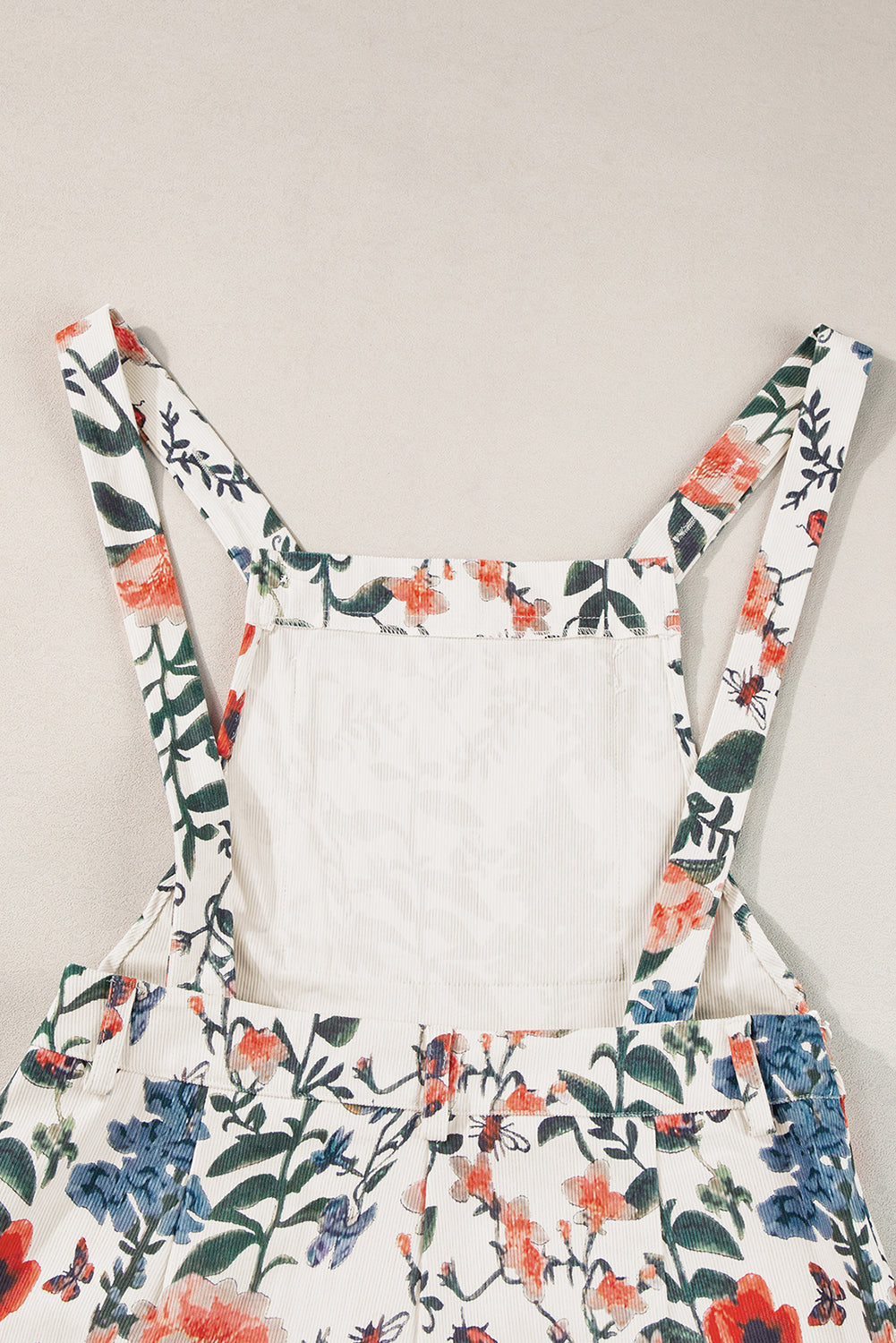 Beige Floral Print Bib Open Back RomperMaterial:100%Polyester
• Crafted in a charming beige floral print, this romper is perfect for summer outings, exuding a fresh and feminine vibe.
• Featuring a uni