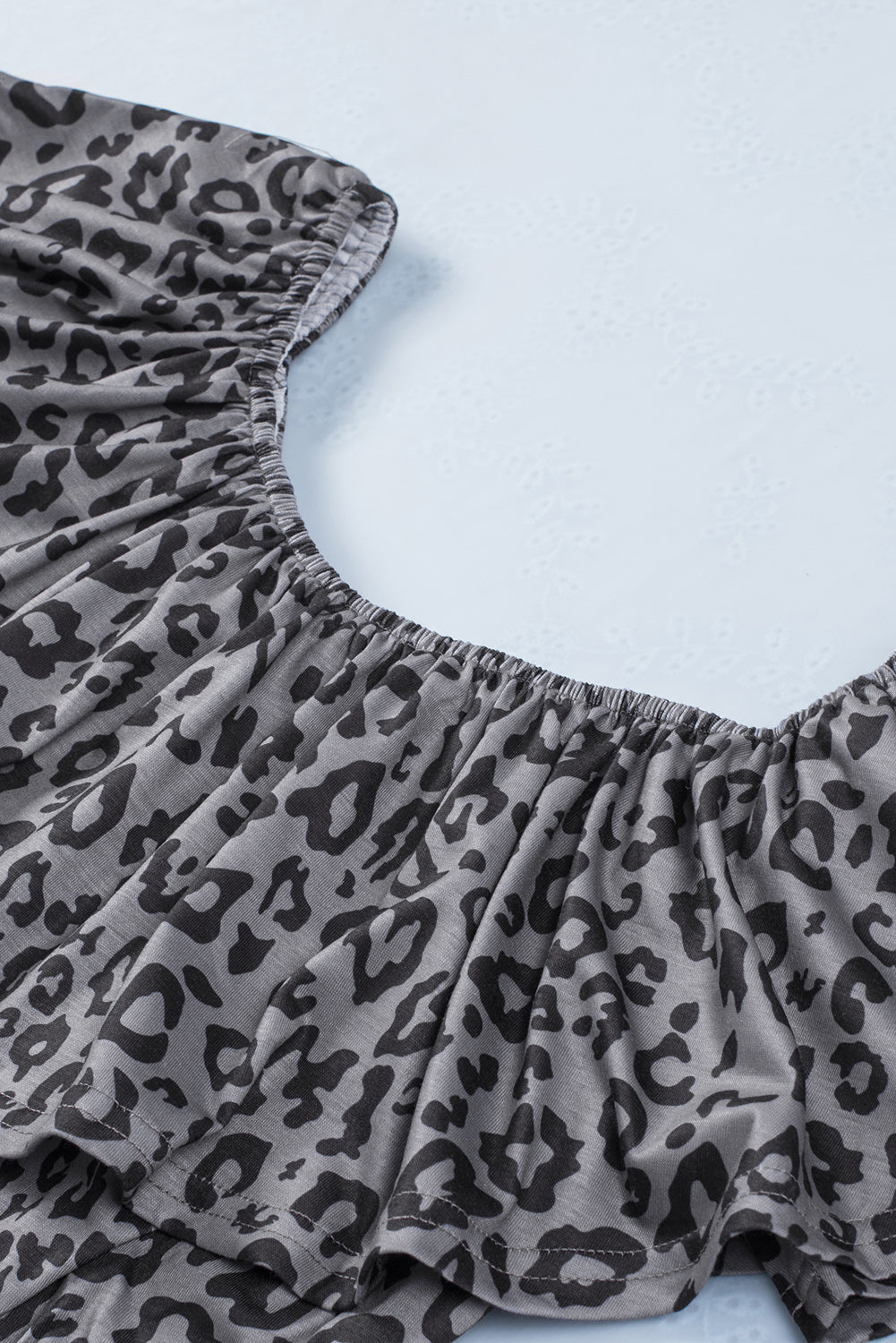Leopard Print Ruffle Pocket Off Shoulder RomperMaterial:95%Polyester+5%Elastane
This ladies’ romper is classic and wild with animal print all over
Off-shoulder design with elastic neckline, overla
