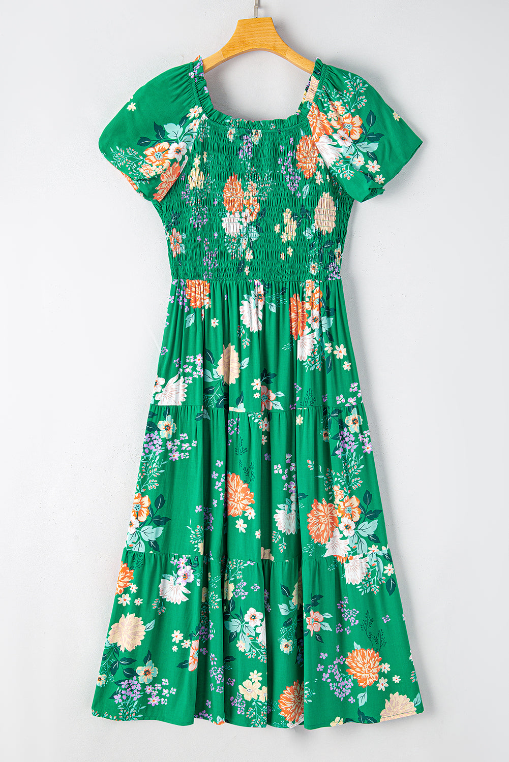 Green Floral Print Bubble Sleeve Smocked Tiered Midi DressMaterial:100%Viscose
This chic dress adds a vibrant and feminine touch, creating a romantic look
The smocked panel provides a fitted and flattering w