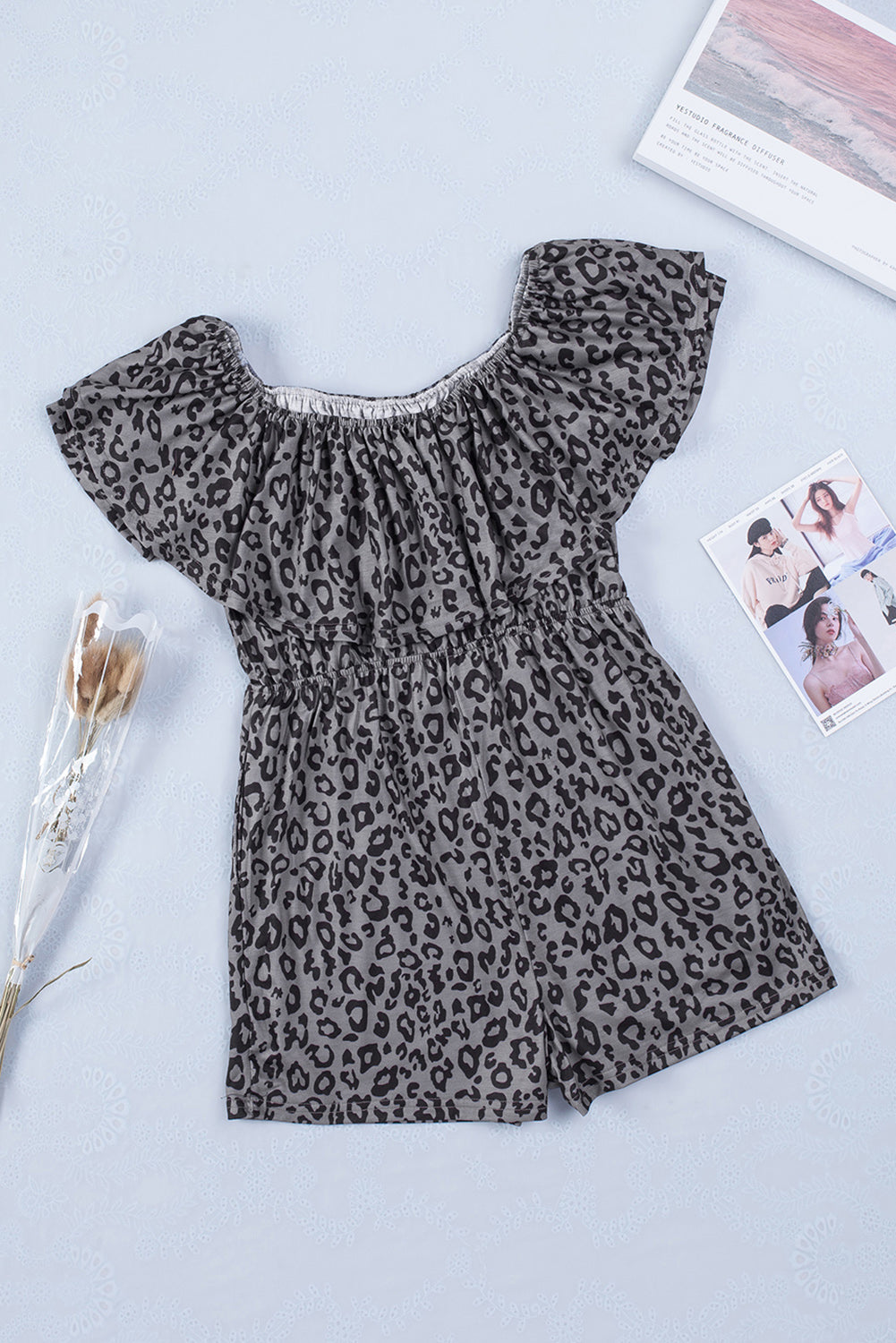 Leopard Print Ruffle Pocket Off Shoulder RomperMaterial:95%Polyester+5%Elastane
This ladies’ romper is classic and wild with animal print all over
Off-shoulder design with elastic neckline, overla