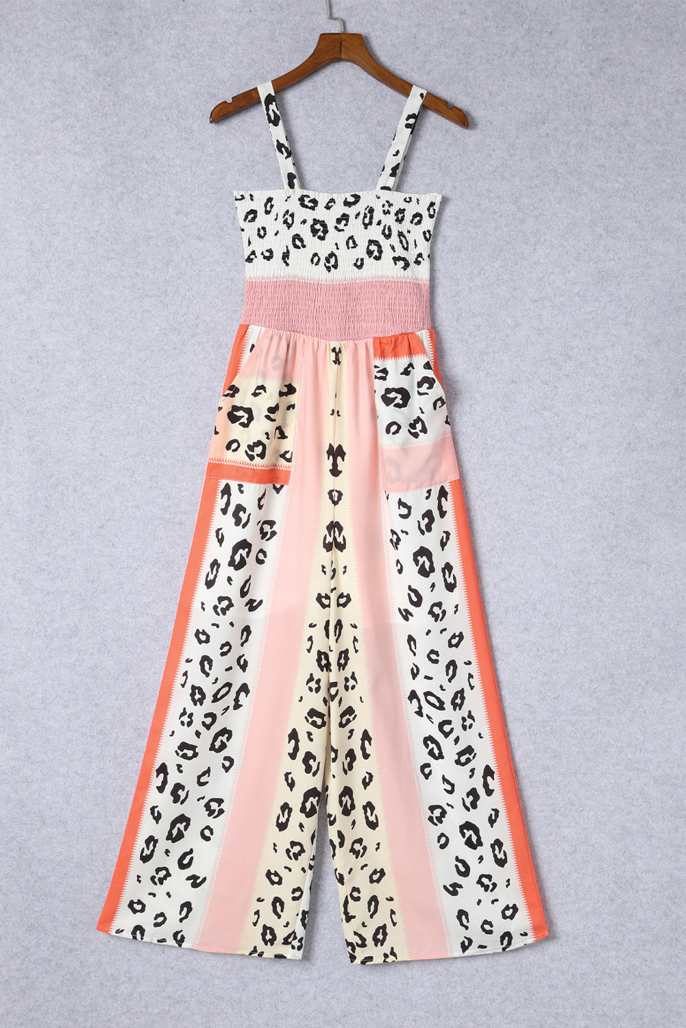 Pink Leopard Color Block Patchwork Strap JumpsuitMaterial:100%Polyester
The pink leopard color block mix print design creates a trendy and playful look, perfect for making a fashion statement.
The