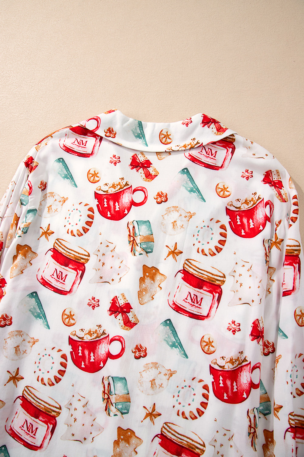 White Christmas Pattern Long Sleeve Shirt and Pants Pajama SetMaterial:100%Viscose
Festive Christmas pattern for a joyful holiday vibe.
Long sleeves provide warmth and comfort during the festive season.