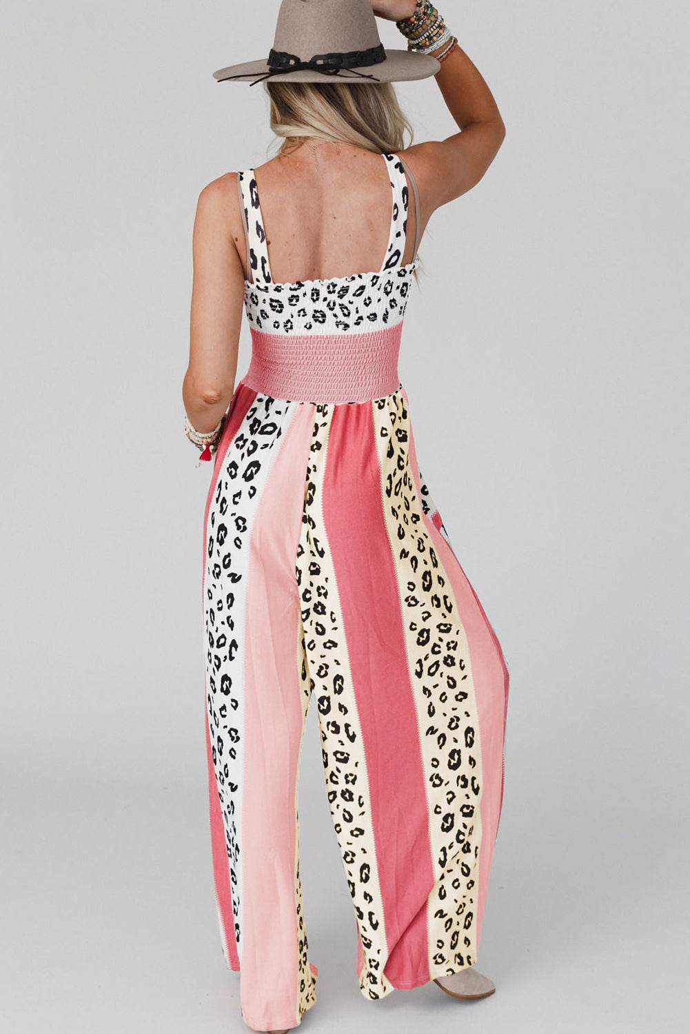 Pink Leopard Color Block Patchwork Strap JumpsuitMaterial:100%Polyester
The pink leopard color block mix print design creates a trendy and playful look, perfect for making a fashion statement.
The