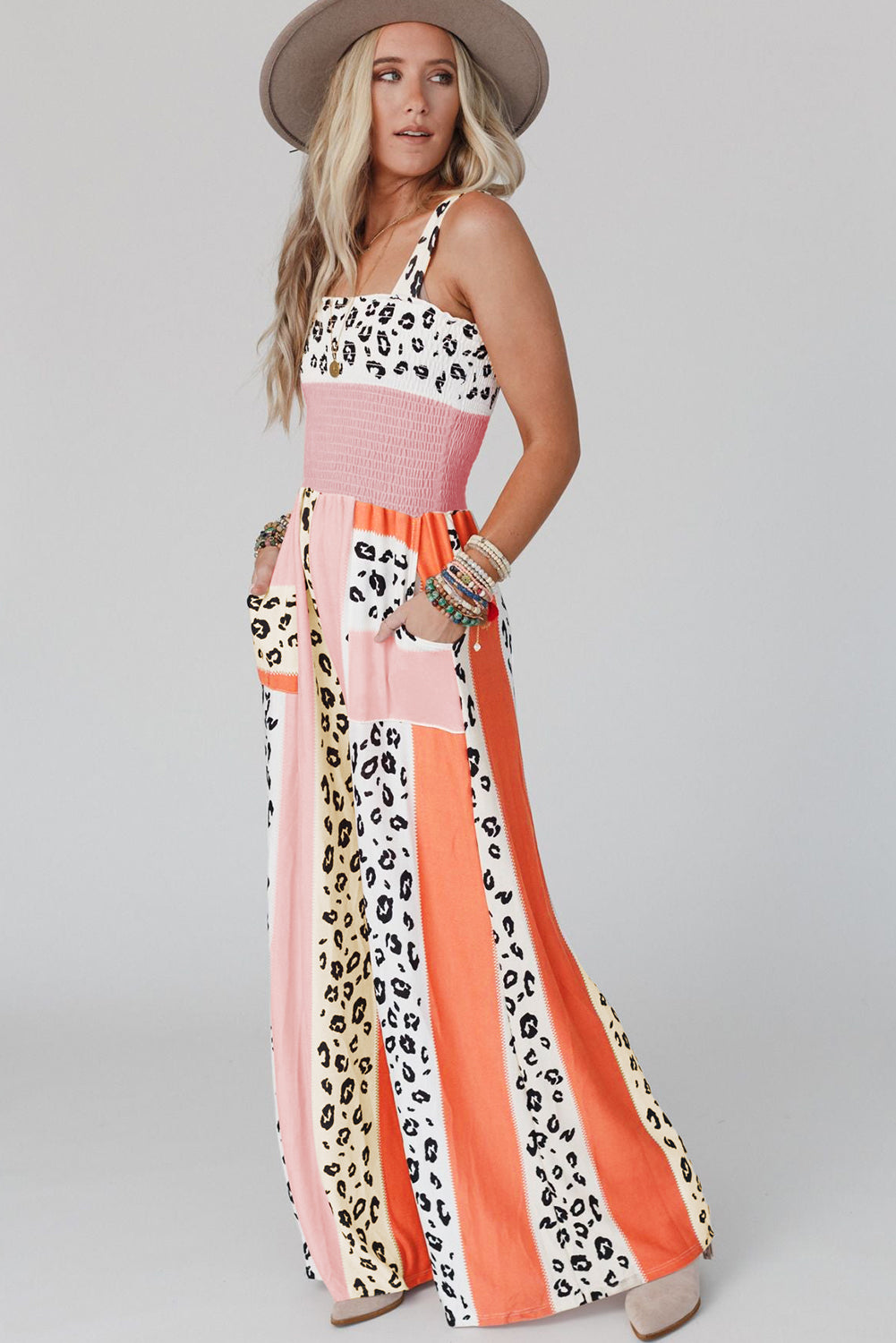 Pink Leopard Color Block Patchwork Strap JumpsuitMaterial:100%Polyester
The pink leopard color block mix print design creates a trendy and playful look, perfect for making a fashion statement.
The
