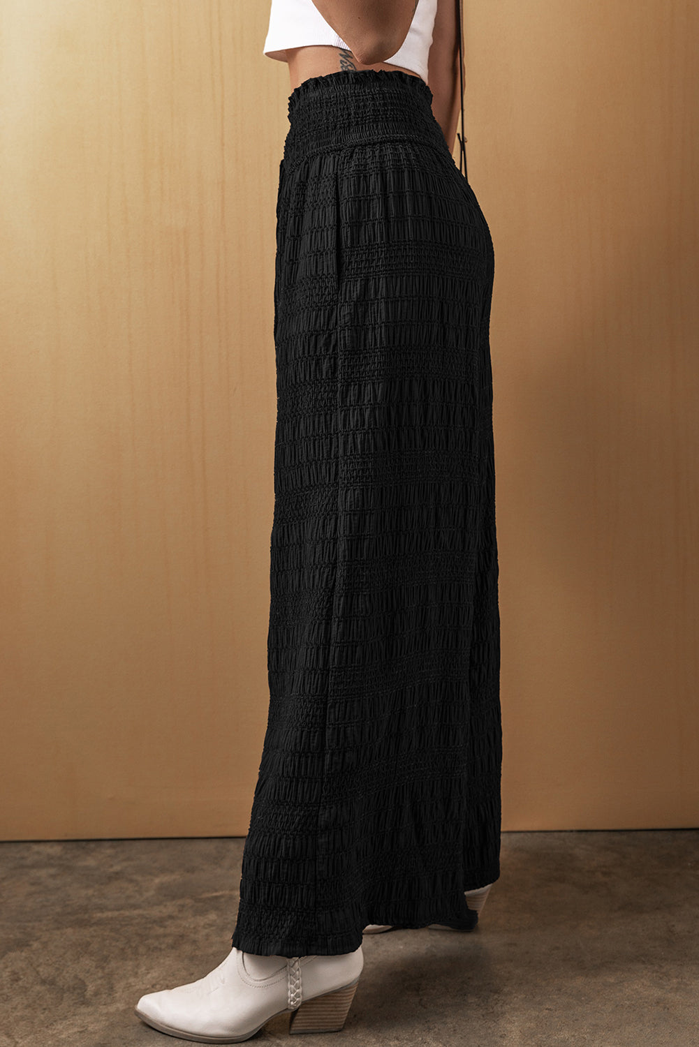Black Textured Wide Smocked Waist Loose PantsMaterial:66%Viscose+19%Polyester+15%Polyamide
• Effortlessly chic, the pants exude casual sophistication, perfect for both work and play.
• Crafted with a comfort