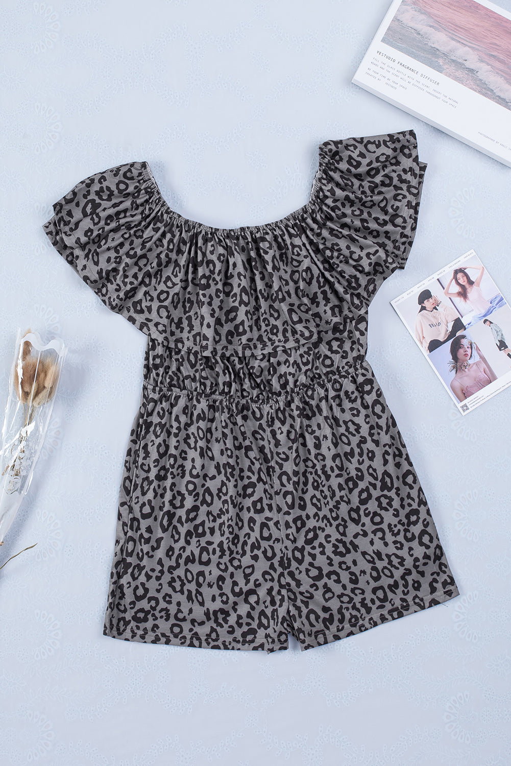 Leopard Print Ruffle Pocket Off Shoulder RomperMaterial:95%Polyester+5%Elastane
This ladies’ romper is classic and wild with animal print all over
Off-shoulder design with elastic neckline, overla