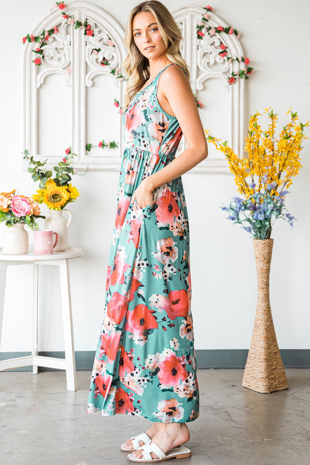Green Floral Print Sleeveless Maxi Summer Tank DressMaterial:95%Polyester+5%Elastane
•A floral print dress that features a sleeveless design, a long maxi length, and a round neck for a sophisticated look.