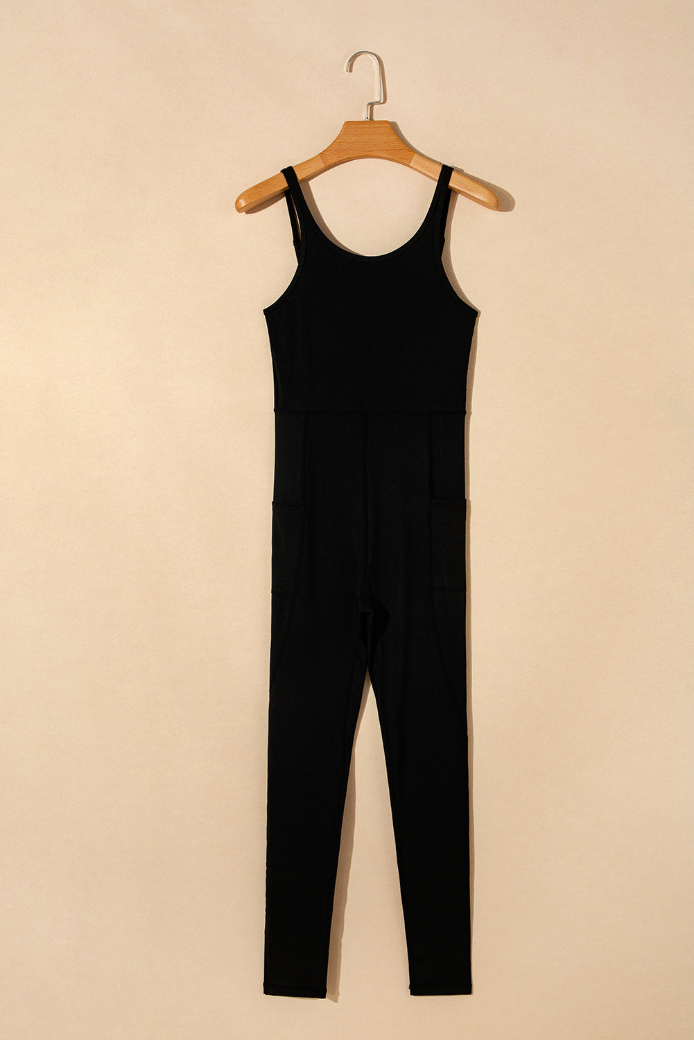 Black High Waist Backless Side Pockets Slim Fit Sports JumpsuitMaterial:90%Polyester+10%Elastane
Stay comfy and stylish during workouts with this sport jumpsuit
It features a high waist design that offers a flatt