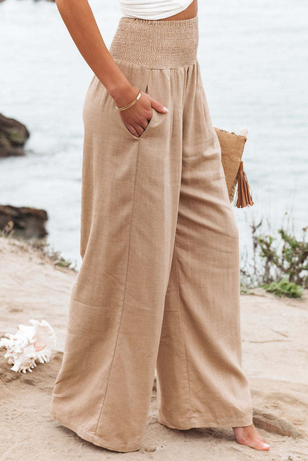 Black Smocked Wide Waistband High Waist Wide Leg PantsMaterial:65%COTTON+35%POLYESTER
Flattering smocked waistband cinches at the
waist for a lovely silhouette
High waist design elongates legs for a
st