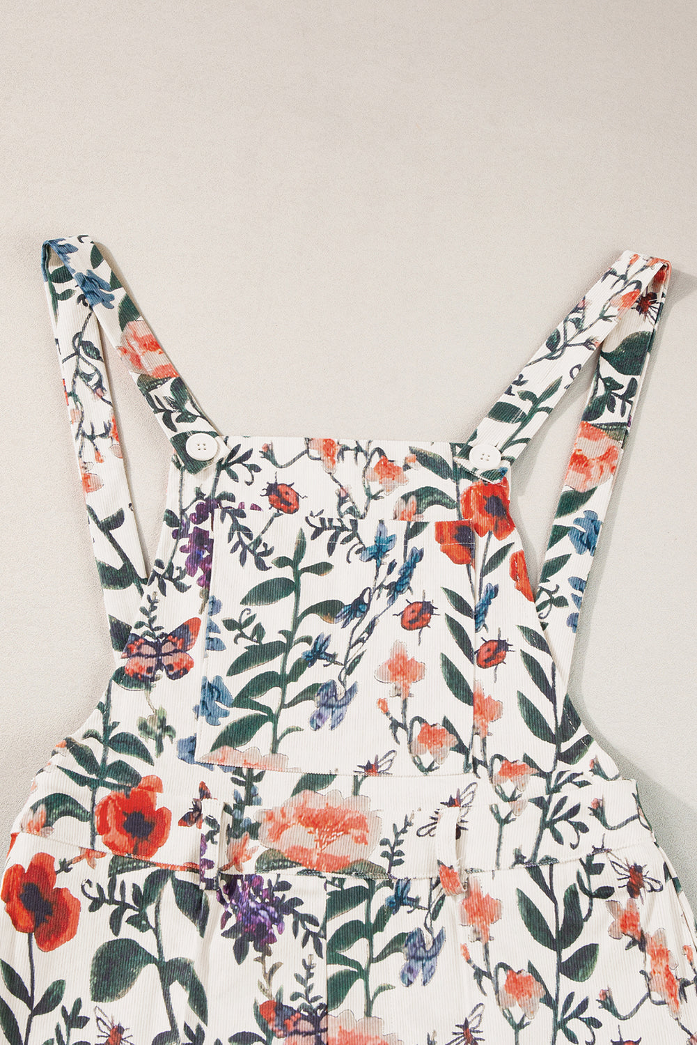 Beige Floral Print Bib Open Back RomperMaterial:100%Polyester
• Crafted in a charming beige floral print, this romper is perfect for summer outings, exuding a fresh and feminine vibe.
• Featuring a uni