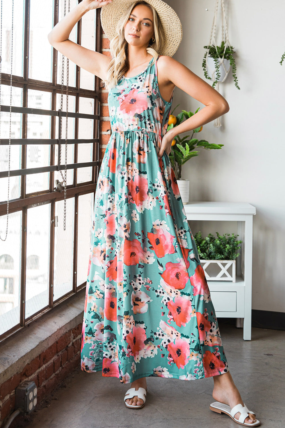 Green Floral Print Sleeveless Maxi Summer Tank DressMaterial:95%Polyester+5%Elastane
•A floral print dress that features a sleeveless design, a long maxi length, and a round neck for a sophisticated look.