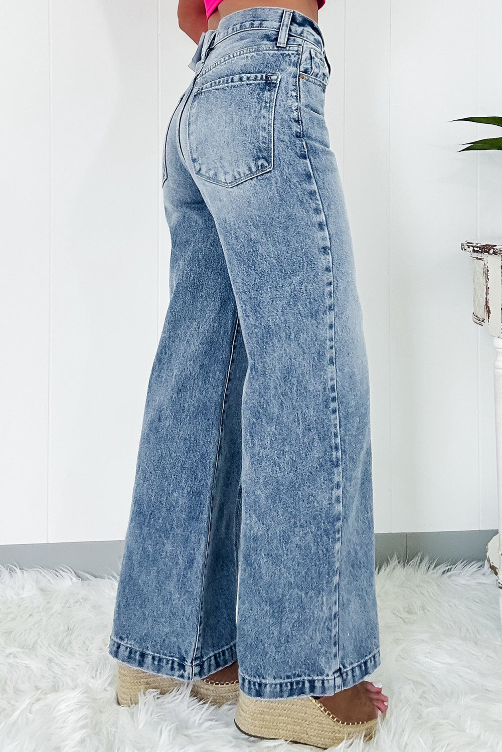 Dusk Blue Central Seamed Wide Leg High Waist JeansMaterial:72%Cotton+26%Polyester+2%Elastane
• Crafted in a rich dusk blue hue, these high waist jeans exude a sophisticated vibe, perfect for day-to-night styling.
