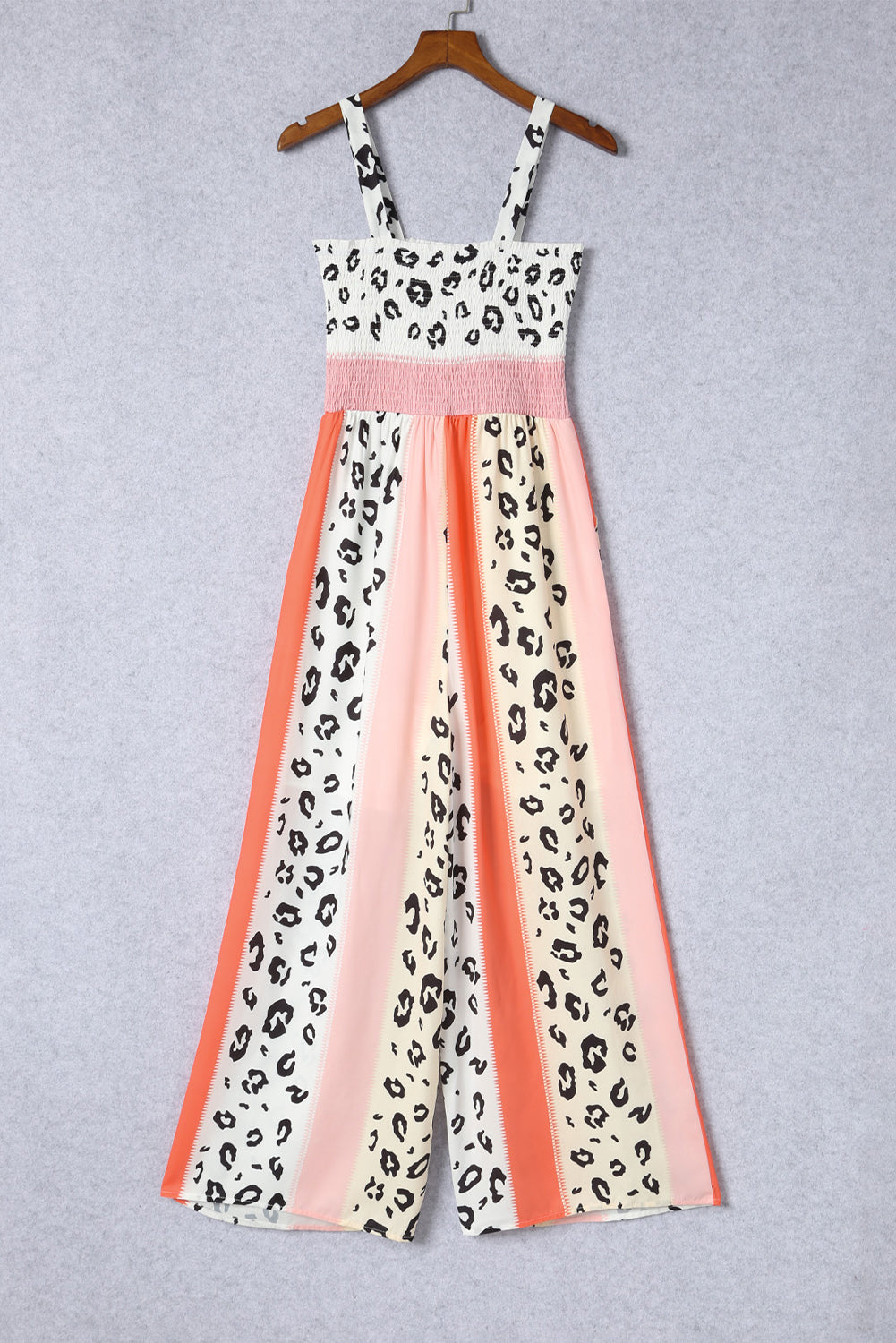 Pink Leopard Color Block Patchwork Strap JumpsuitMaterial:100%Polyester
The pink leopard color block mix print design creates a trendy and playful look, perfect for making a fashion statement.
The