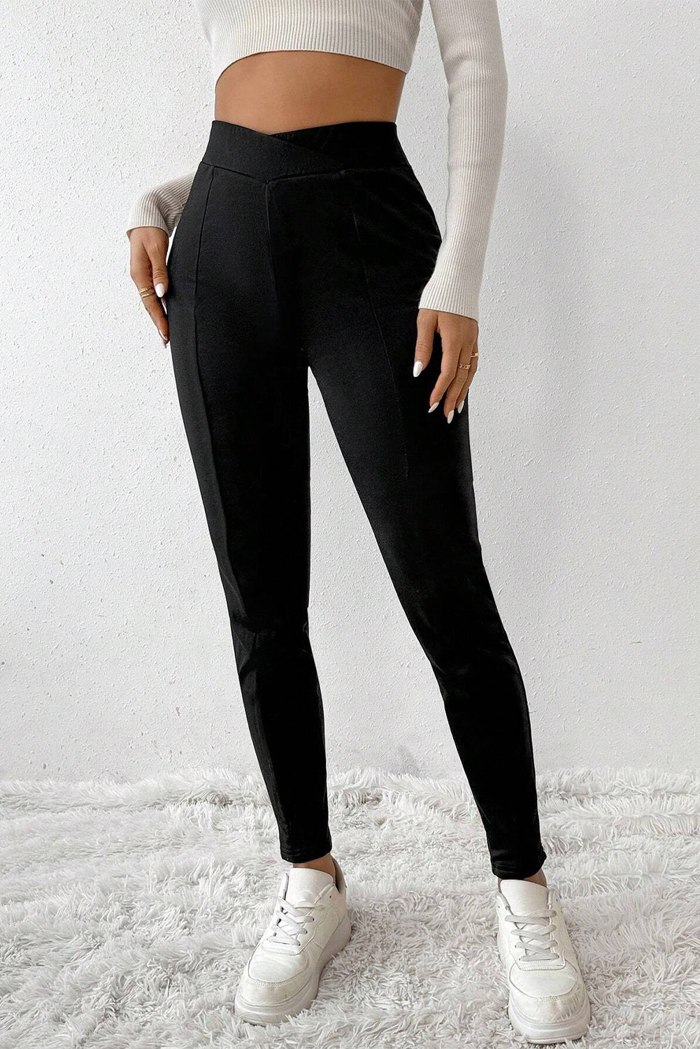 Black Crossed Waist Seamed Leg Thermal LeggingsMaterial:67%Polyester+30%Viscose+3%Elastane
• Embrace sophistication with these leggings, featuring a stylish black color that adds a touch of elegance to any outf