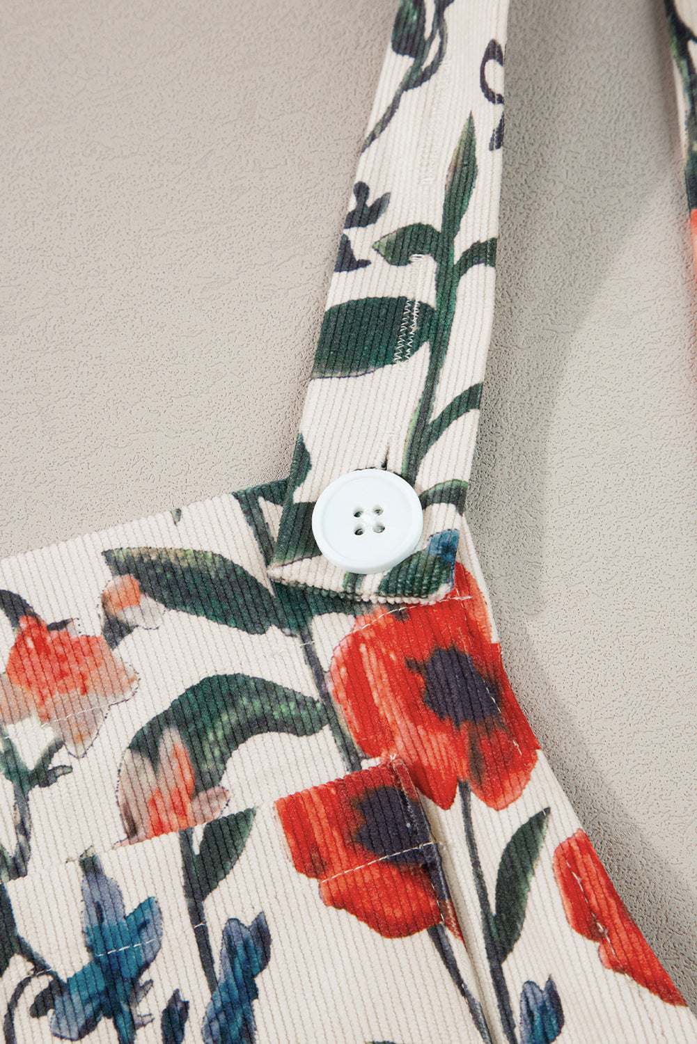 Beige Floral Print Bib Open Back RomperMaterial:100%Polyester
• Crafted in a charming beige floral print, this romper is perfect for summer outings, exuding a fresh and feminine vibe.
• Featuring a uni