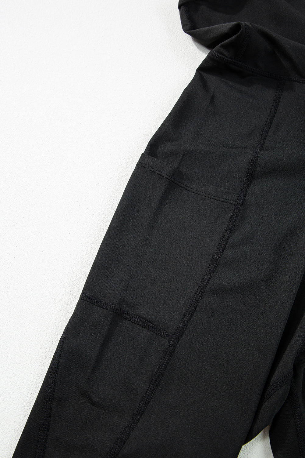 Black High Waist Backless Side Pockets Slim Fit Sports JumpsuitMaterial:90%Polyester+10%Elastane
Stay comfy and stylish during workouts with this sport jumpsuit
It features a high waist design that offers a flatt